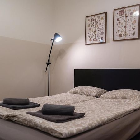 Cozy Apartment In Akacfa Street Boedapest Buitenkant foto