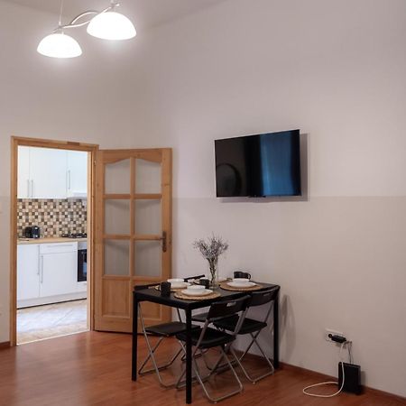 Cozy Apartment In Akacfa Street Boedapest Buitenkant foto
