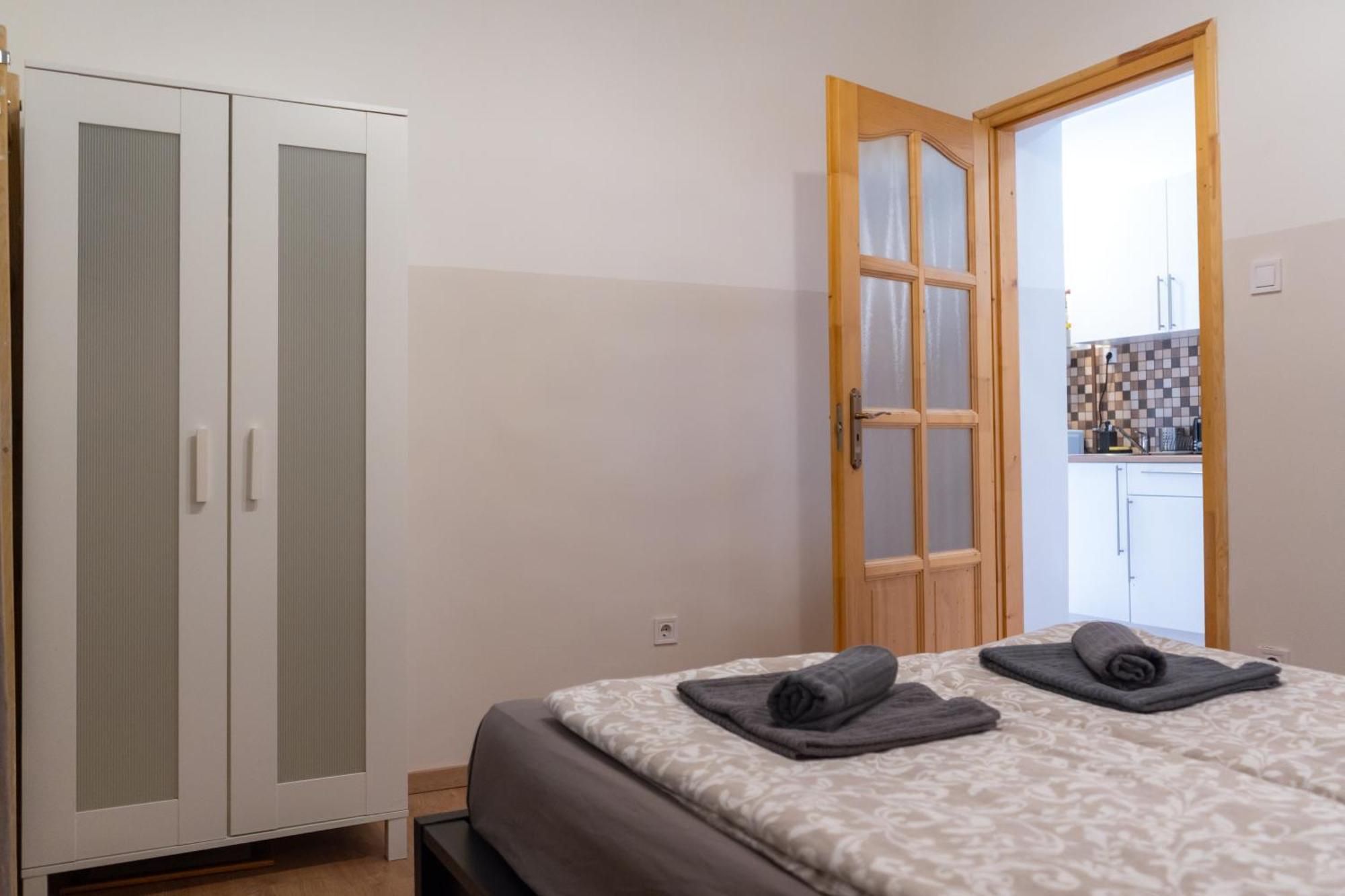 Cozy Apartment In Akacfa Street Boedapest Buitenkant foto