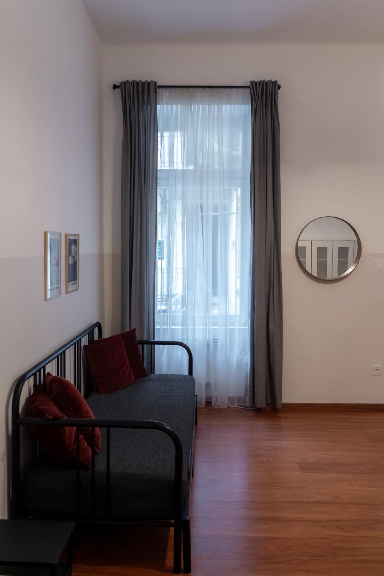 Cozy Apartment In Akacfa Street Boedapest Buitenkant foto