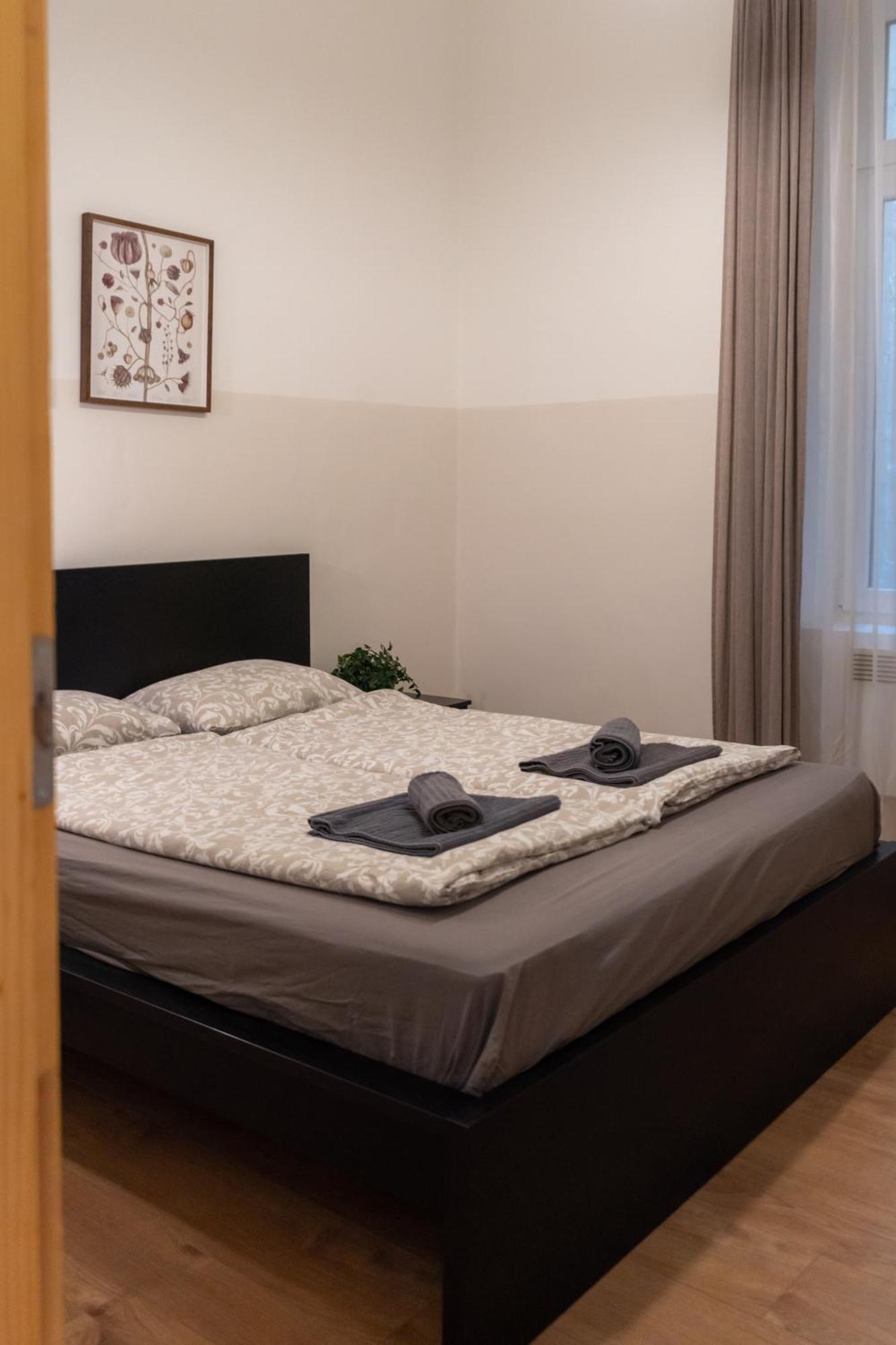 Cozy Apartment In Akacfa Street Boedapest Buitenkant foto